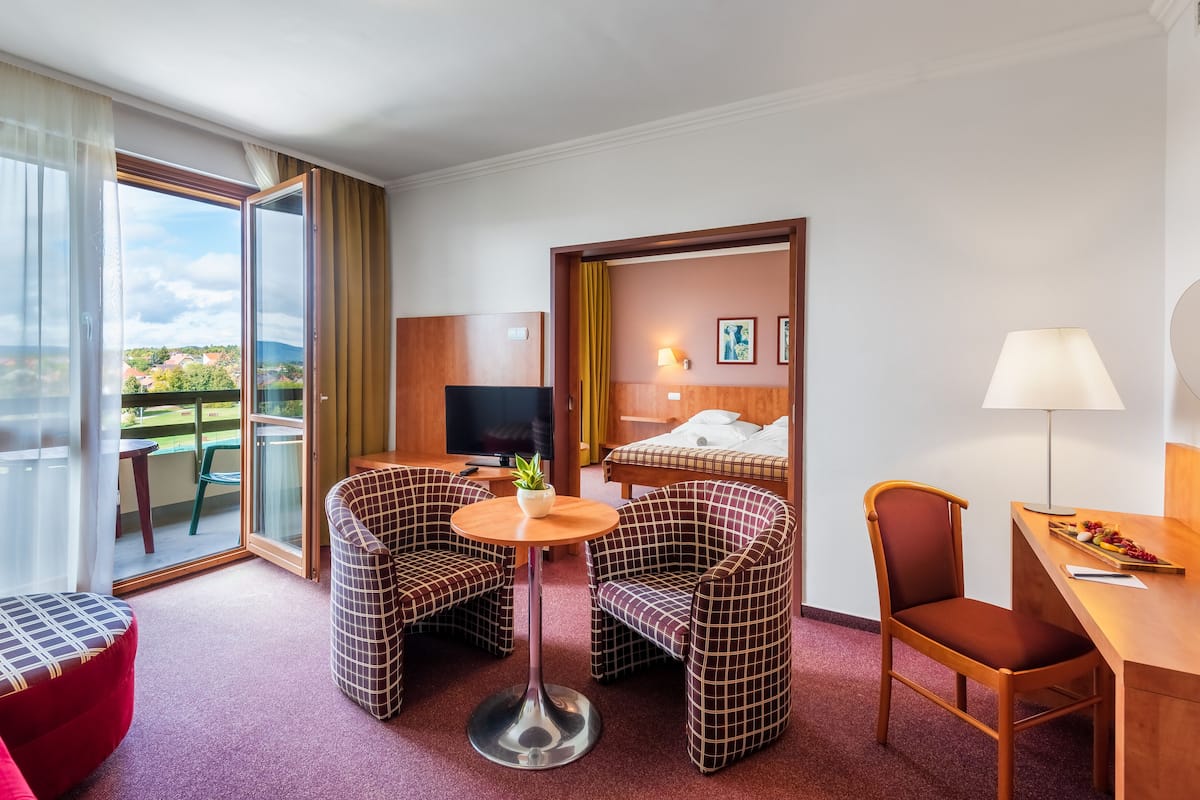 Junior appartement, balkon | 1 slaapkamer, een minibar, een kluis op de kamer, een bureau