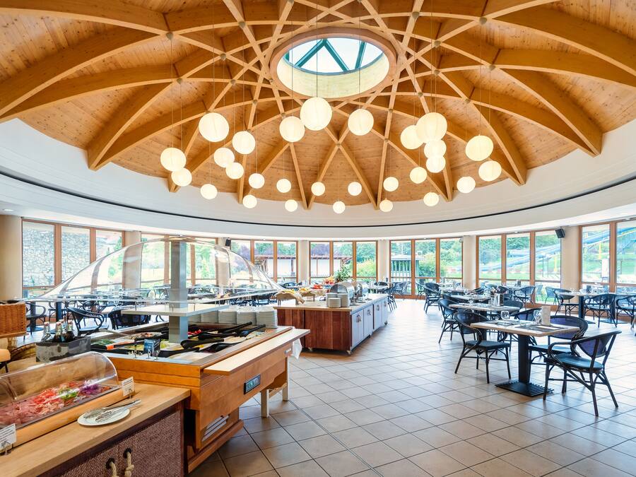 Breakfast, lunch, dinner served; local and international cuisine