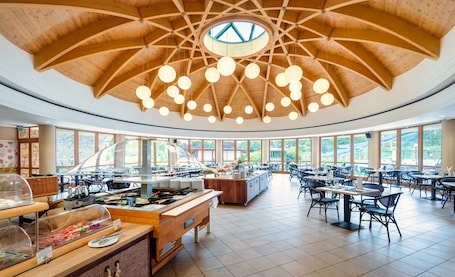 Breakfast, lunch, dinner served; local and international cuisine