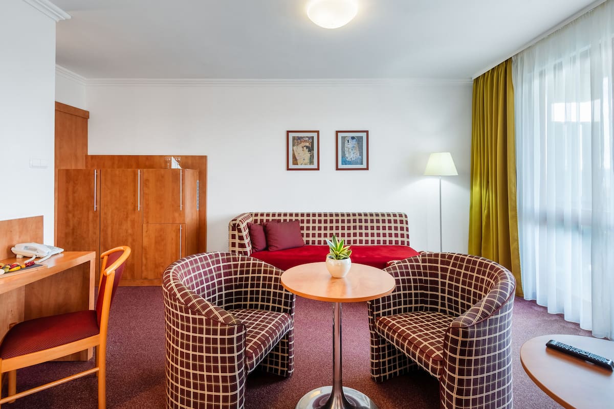 junior apartment, balcony | 1 bedroom, minibar, in-room safe, desk