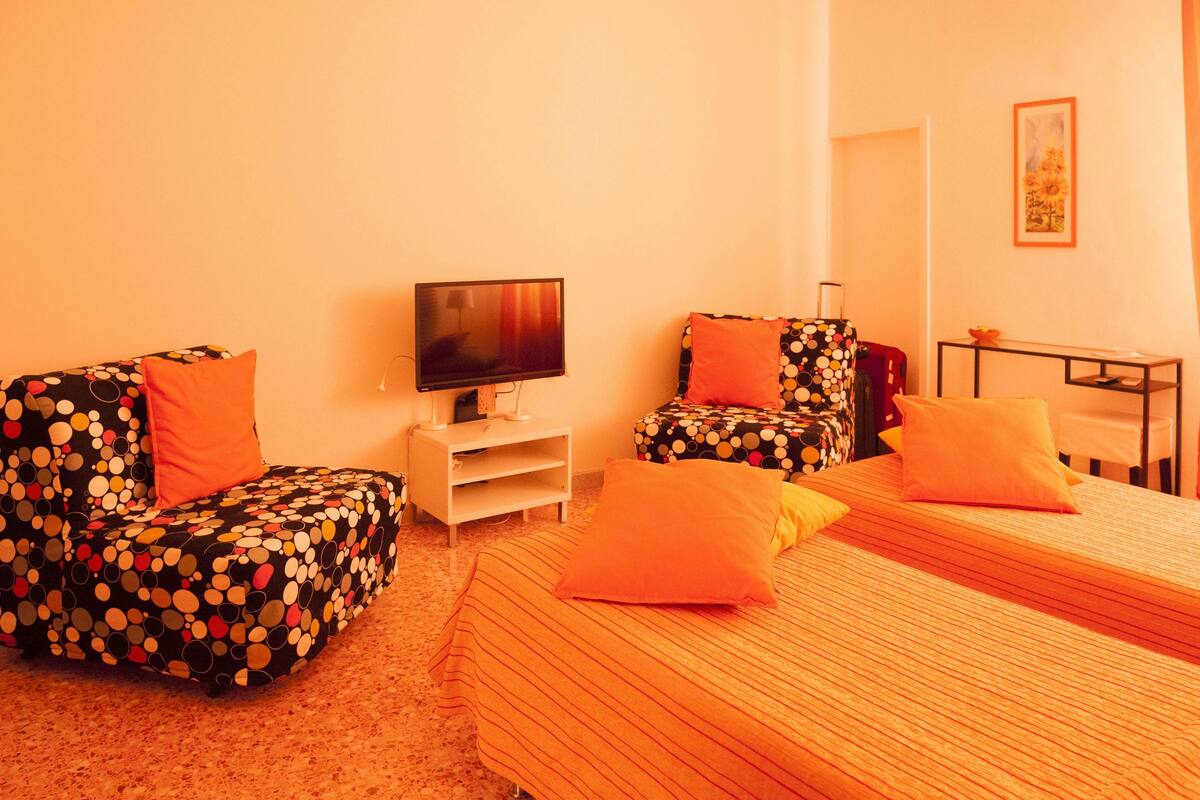 Family Room, Ensuite, Ground Floor | Minibar, in-room safe, desk, cribs (free)