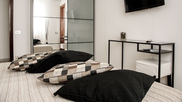 Habitación Confort con 1 cama doble o 2 individuales, baño privado, planta baja | Minibar, caja fuerte, escritorio y cunas gratuitas