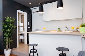 Estudi en suite | Cuina bàsica privada | Frigorífic gran, microones, placa de cuina i rentaplats