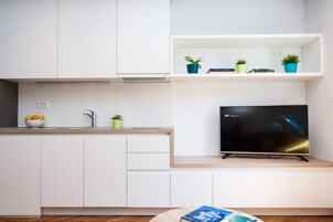 Refrigerador con freezer, microondas, placa de cocina, lavavajillas