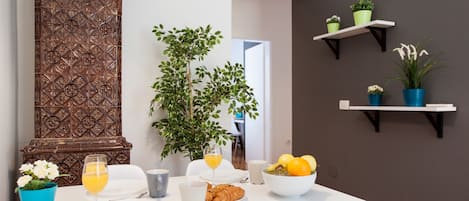 Deluxe-Apartment | Essbereich im Zimmer
