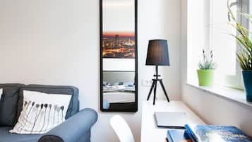 Suite estudio | Área de sala de estar | Televisión de pantalla plana
