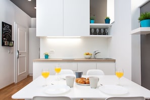 Apartamento superior | Cocina básica privada | Frigorífico grande, microondas, placa de cocina y lavavajillas
