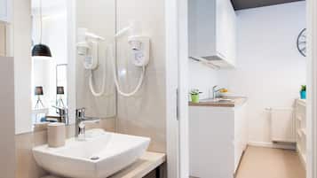 Studio Suite | Bathroom | Shower, free toiletries, hair dryer, towels