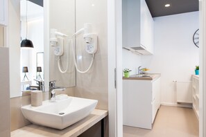 Studio Suite | Bathroom | Shower, free toiletries, hair dryer, towels