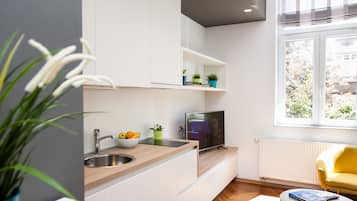 Departamento Deluxe | Cocina privada | Refrigerador con congelador, microondas y parrilla de estufa