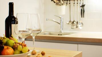 Kjøleskap, mikrobølgeovn, kokeplater og kaffetrakter/tekoker