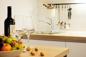 Geladeira, micro-ondas, cooktop, cafeteira/chaleira