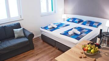 Ylelliset vuodevaatteet, äänieristys, silitysrauta/-lauta, vauvansängyt