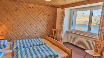 Habitación doble (Bathroom shared) | Escritorio, wifi gratis y ropa de cama