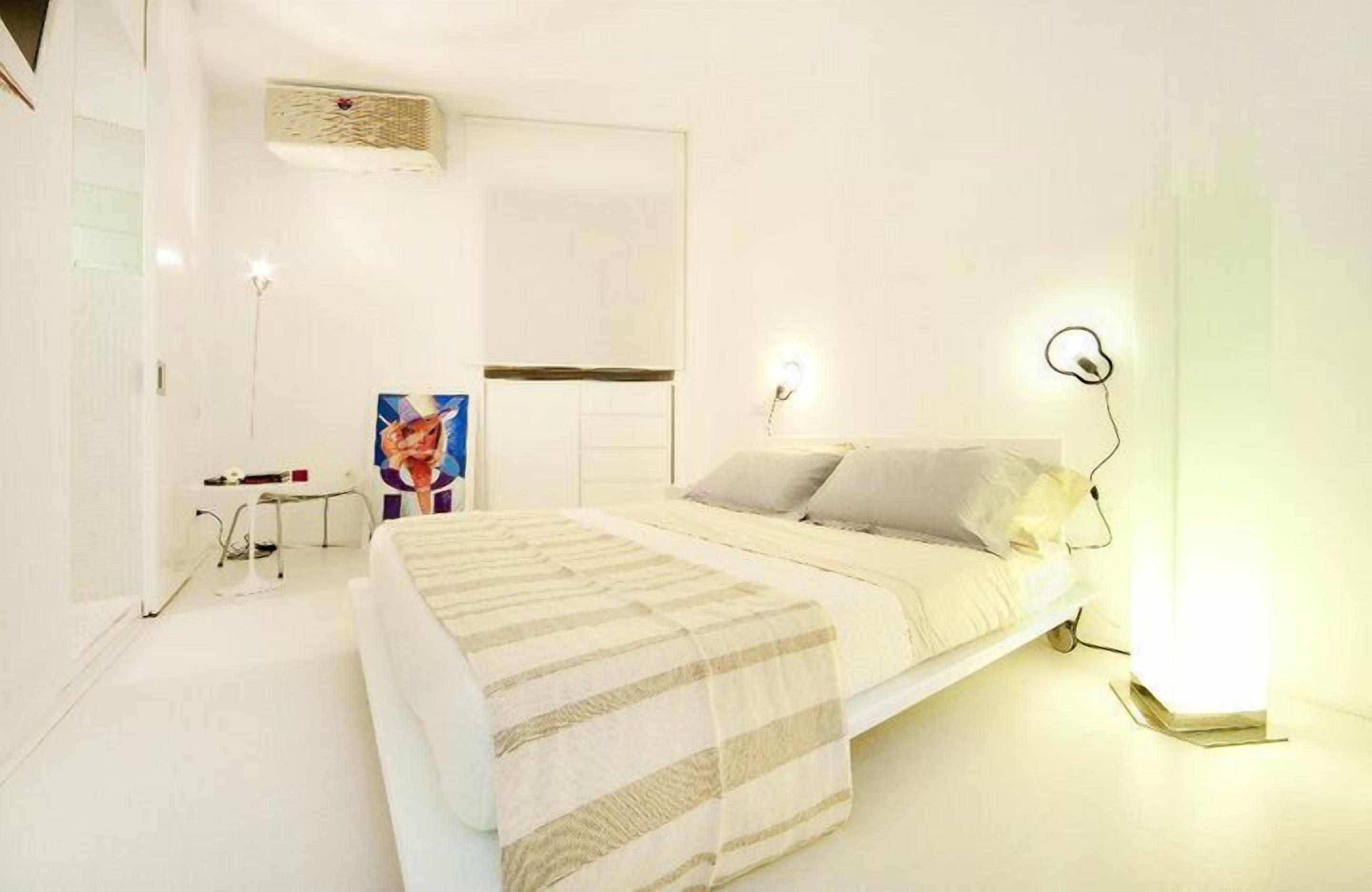 Double Room | Desk, free cots/infant beds, rollaway beds, free WiFi