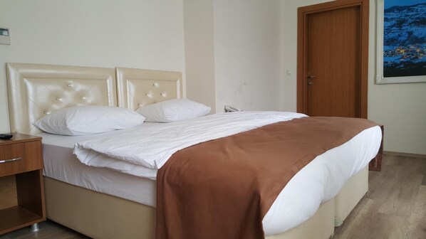 Pengeskab på værelset, skrivebord, lydisolering, strygejern/strygebræt