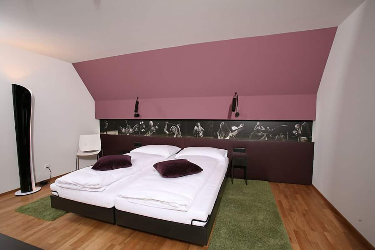 Habitación doble (Jazz) | Escritorio, camas extra, wifi gratis y ropa de cama