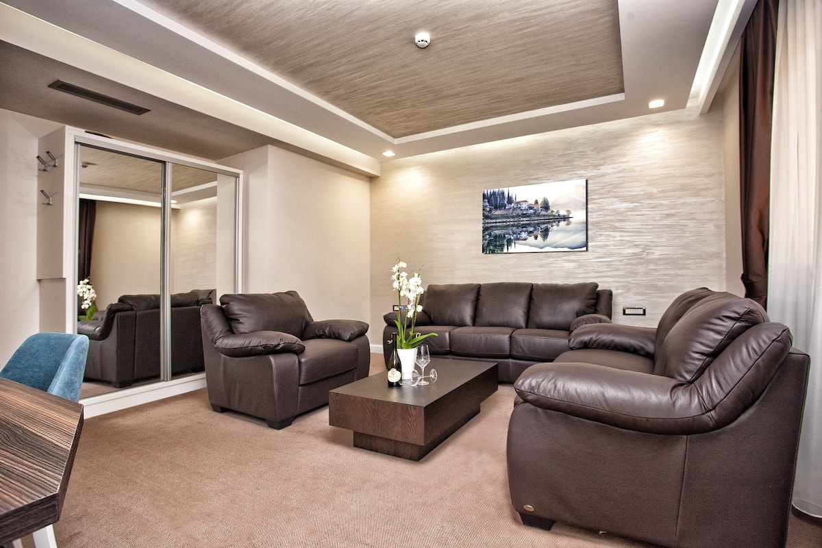 Suite, 1 Bedroom | Living area | Flat-screen TV