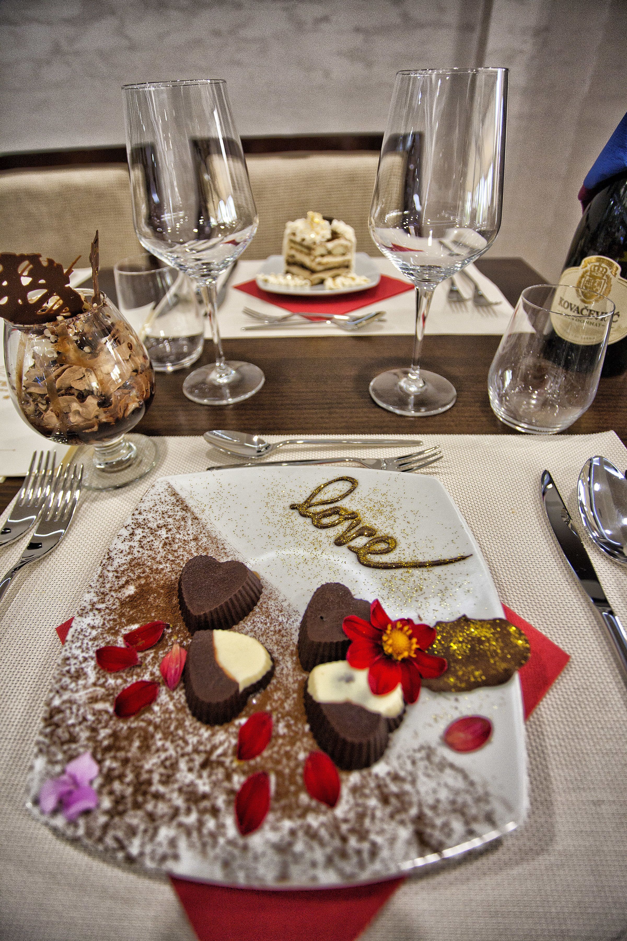 Phục vụ bữa sáng, bữa trưa, bữa tối, món địa phương và quốc tế 