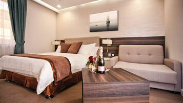 Comfort tweepersoonskamer | Luxe beddengoed, een minibar, een kluis op de kamer, een bureau