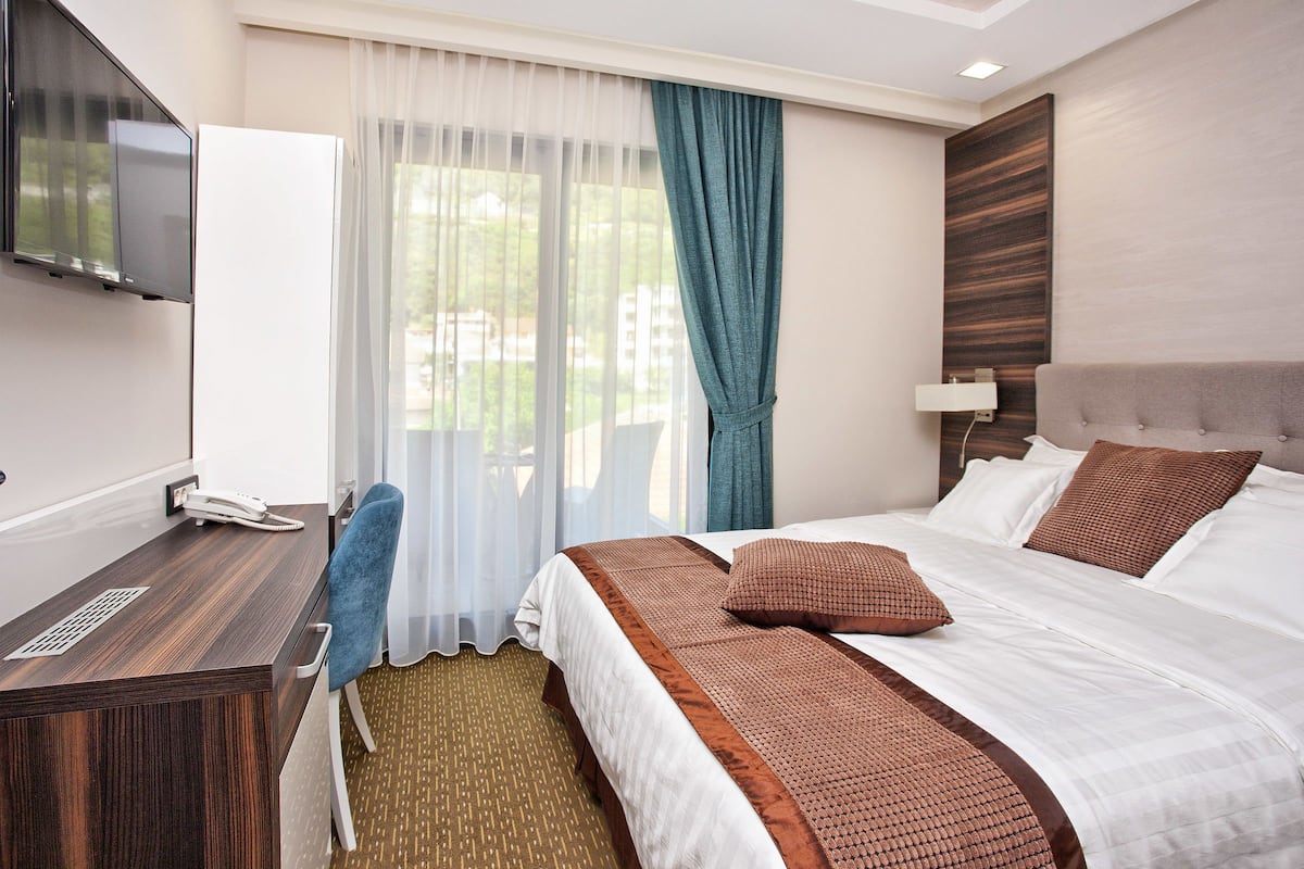 Apartment | Premium bedding, minibar, in-room safe, desk