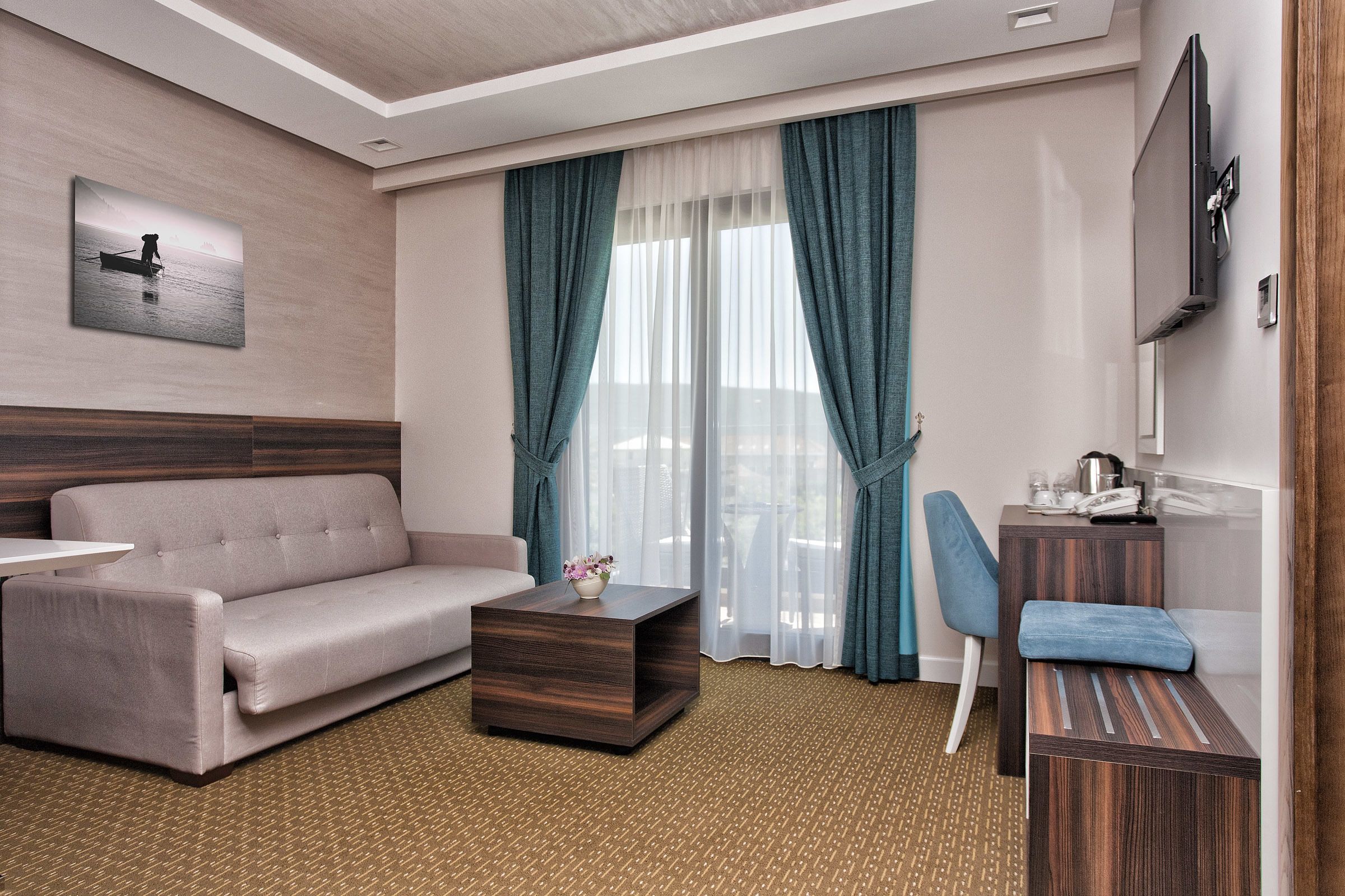 suite, balcony | living room | flat-screen tv