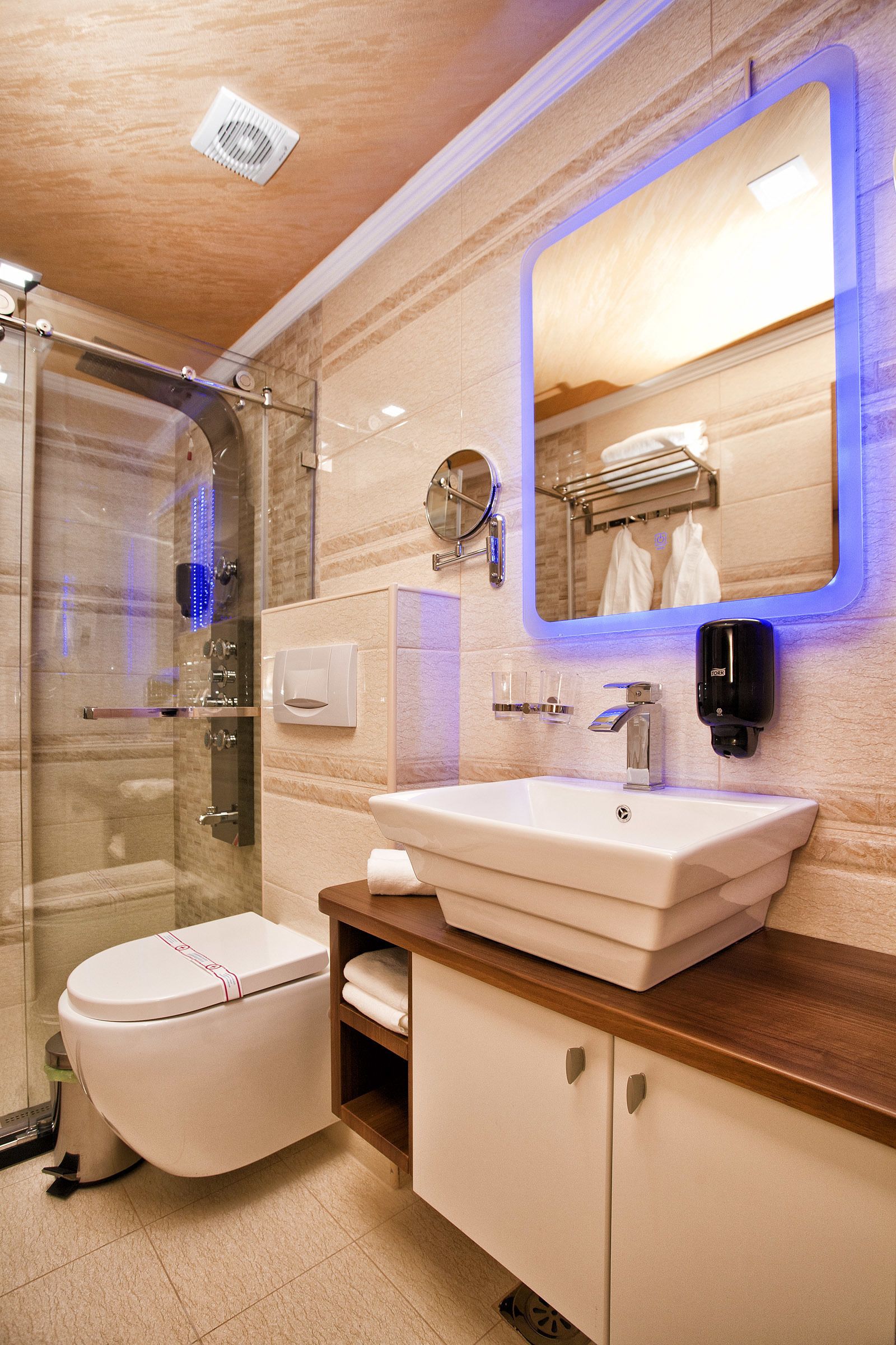 suite, 2 bedrooms | bathroom | free toiletries, slippers, towels