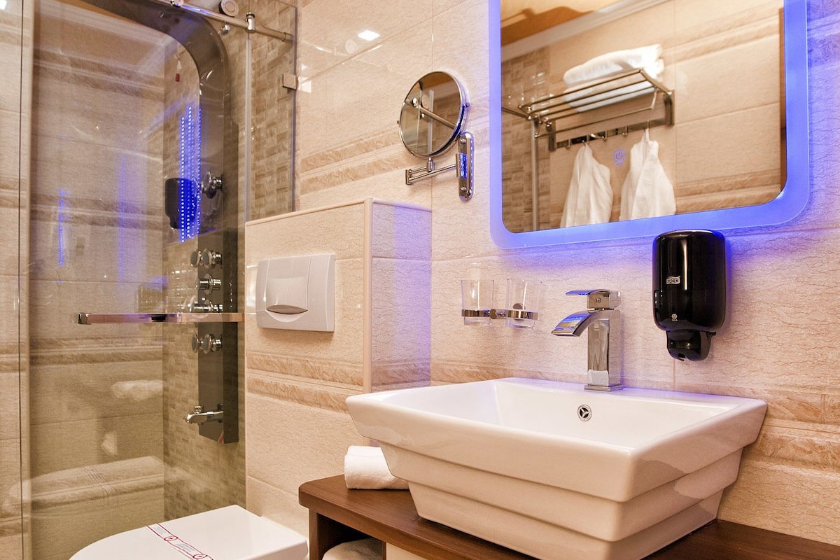 suite, 2 bedrooms | bathroom | free toiletries, slippers, towels