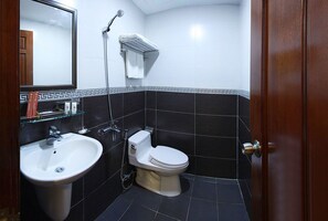 Shower, free toiletries, hair dryer, slippers - New Sky Hotel (Da Nang)