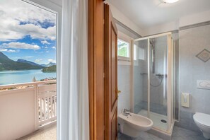 Standard Double Room, Balcony, Lake View | Bathroom