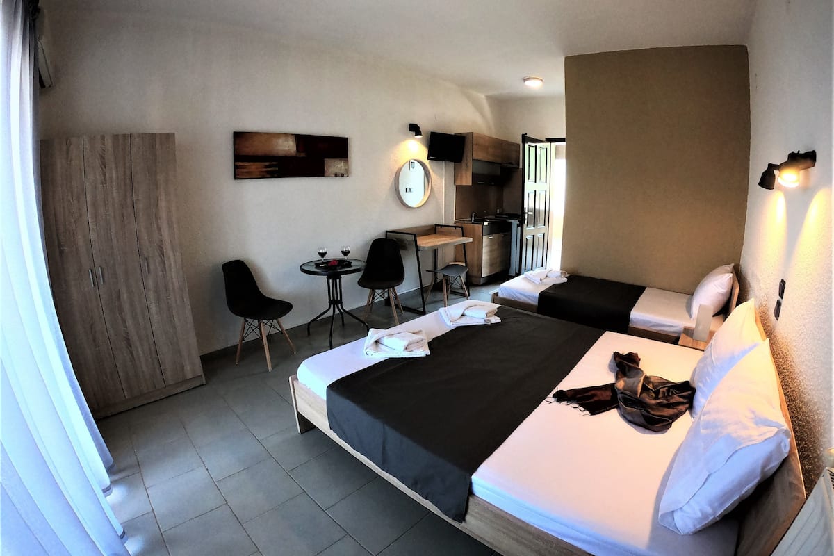 Driepersoonskamer, kitchenette, uitzicht op zee | Gratis wifi, beddengoed