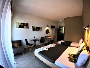 Free WiFi, bed sheets - Pension Karvounoskala (Aristotelis)