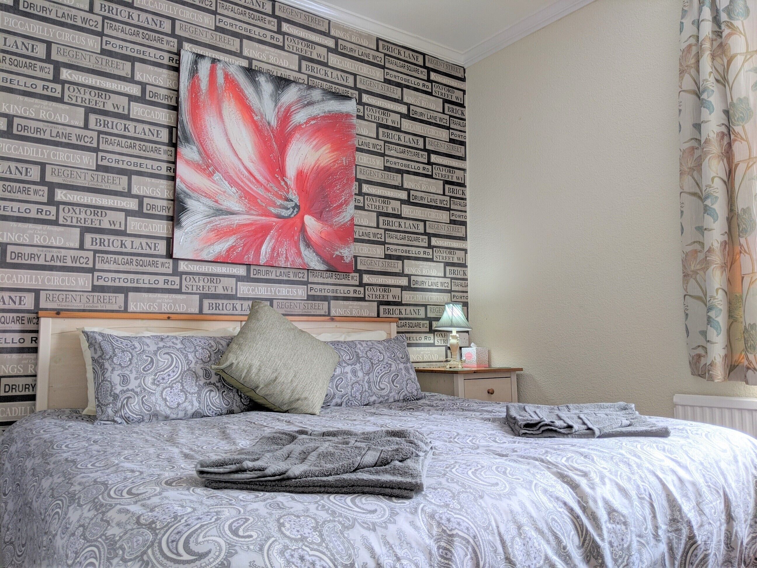 Escritorio, wifi gratis y ropa de cama 