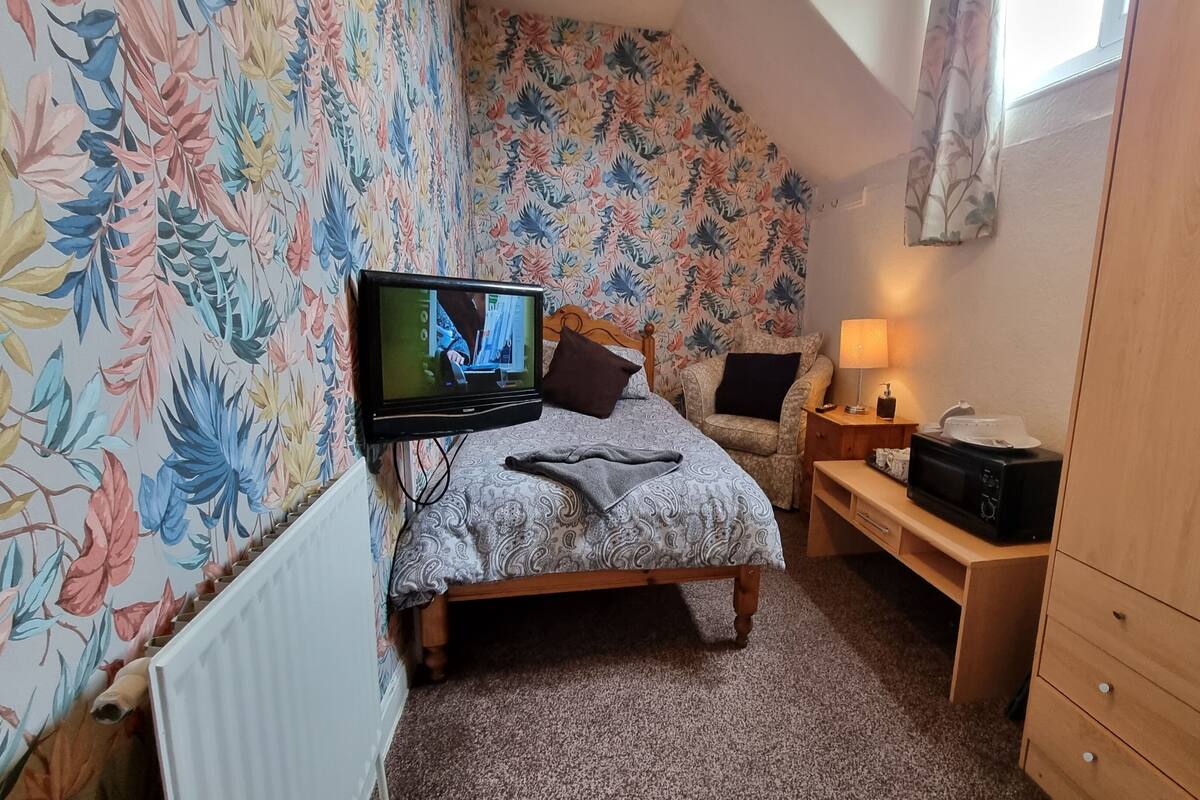 Desk, free WiFi, bed sheets