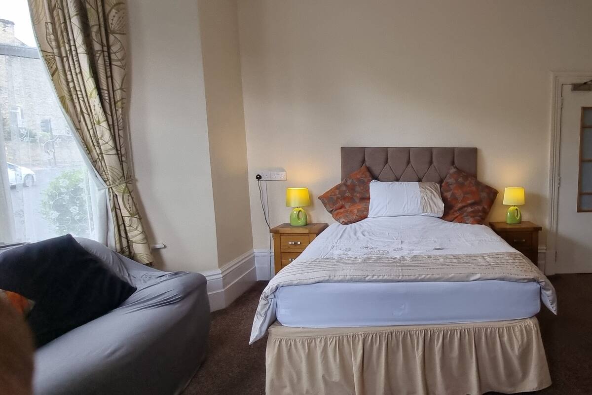 Desk, free WiFi, bed sheets