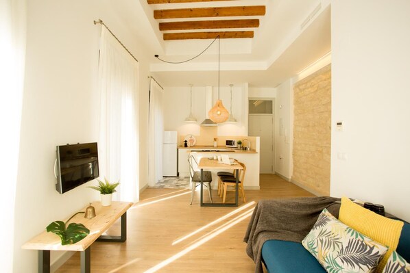 Flat-screen TV - S30 Reina Victoria Suites (Alicante)