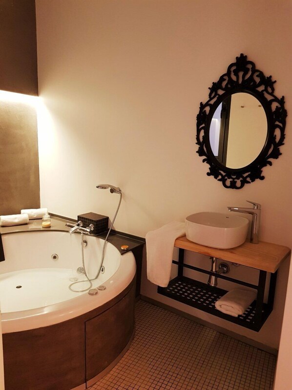 Appartement Deluxe, bain à remous | Baignoire à jets