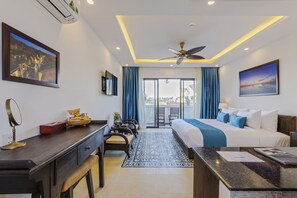 Minibar, caja de seguridad en la habitación y escritorio 