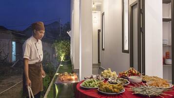 Breakfast, lunch, dinner served; local and international cuisine