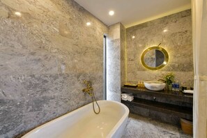 Habitación Premium (Marble) | Baño | Artículos de higiene personal gratuitos, secador de pelo y albornoces