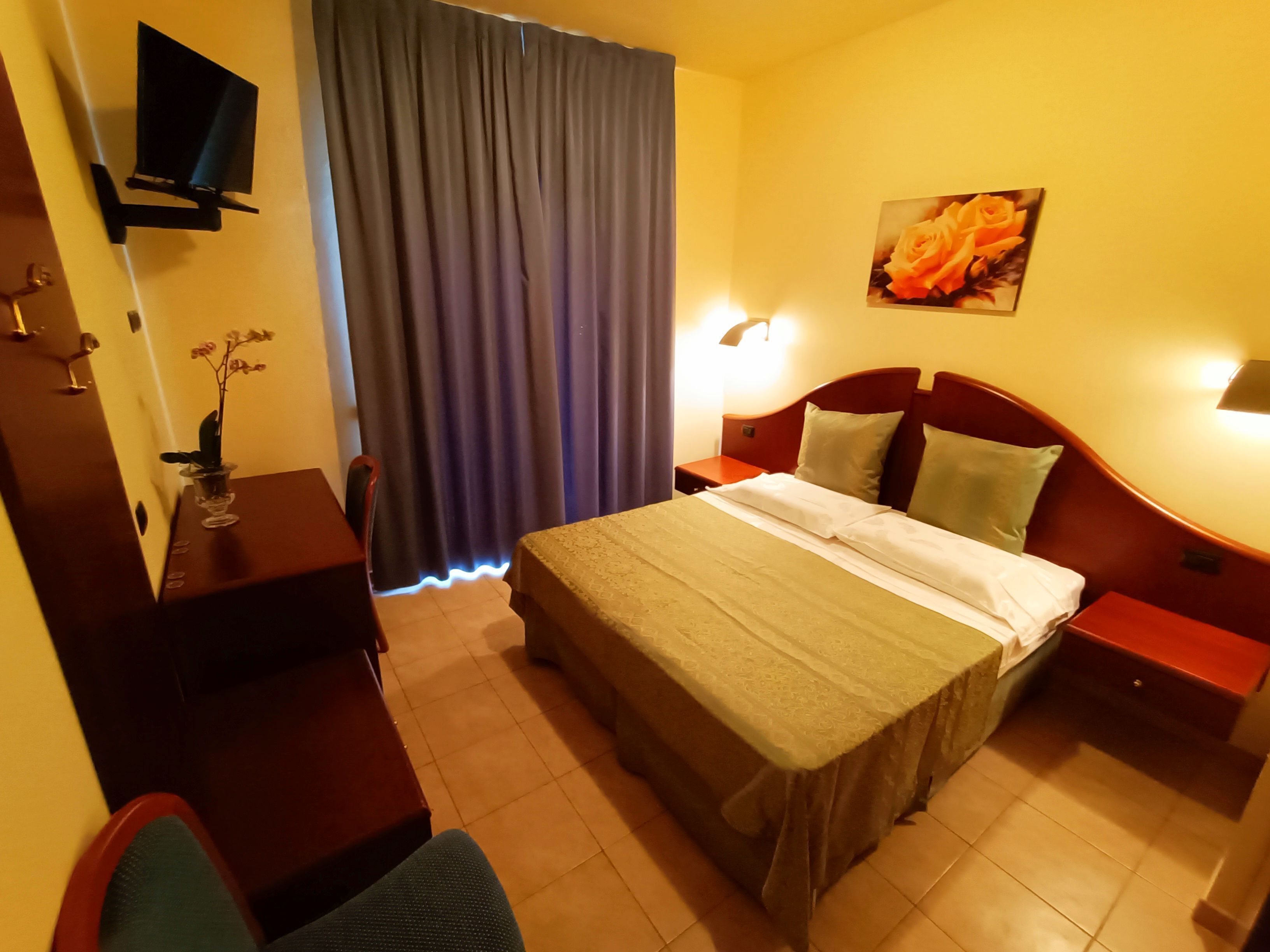 economy double room, 1 bedroom | 1 bedroom, hypo-allergenic bedding, minibar, in-room safe