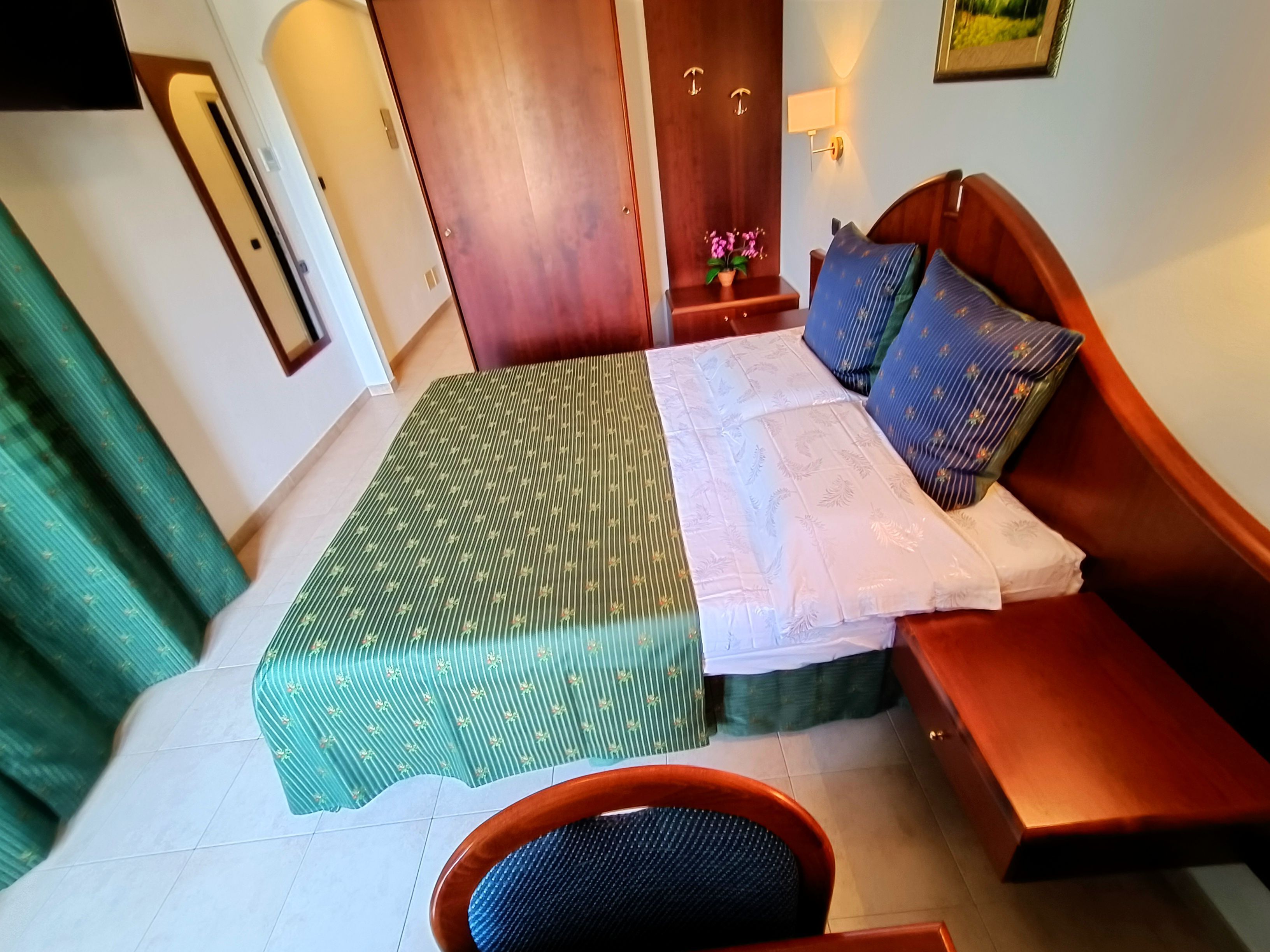 comfort room | 1 bedroom, hypo-allergenic bedding, minibar, in-room safe