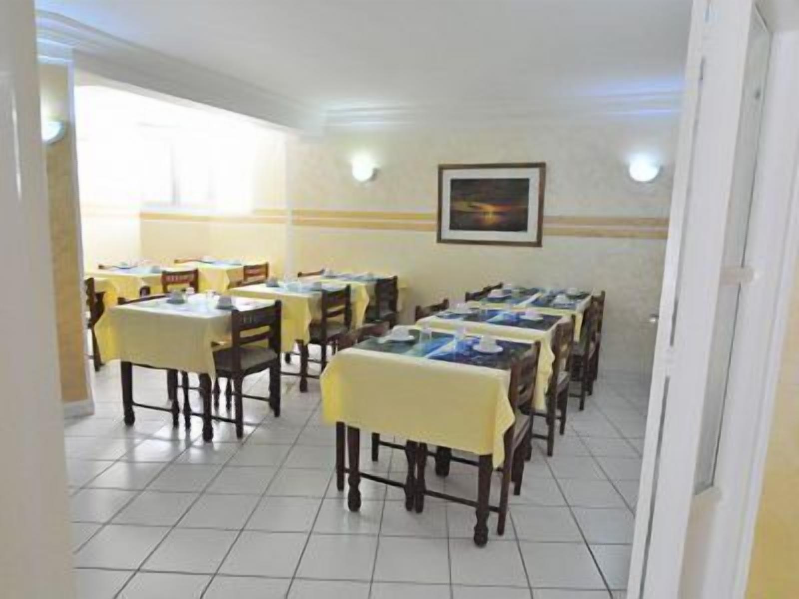 Un espace repas comprenant plusieurs tables et chaises, disposées en rangées.