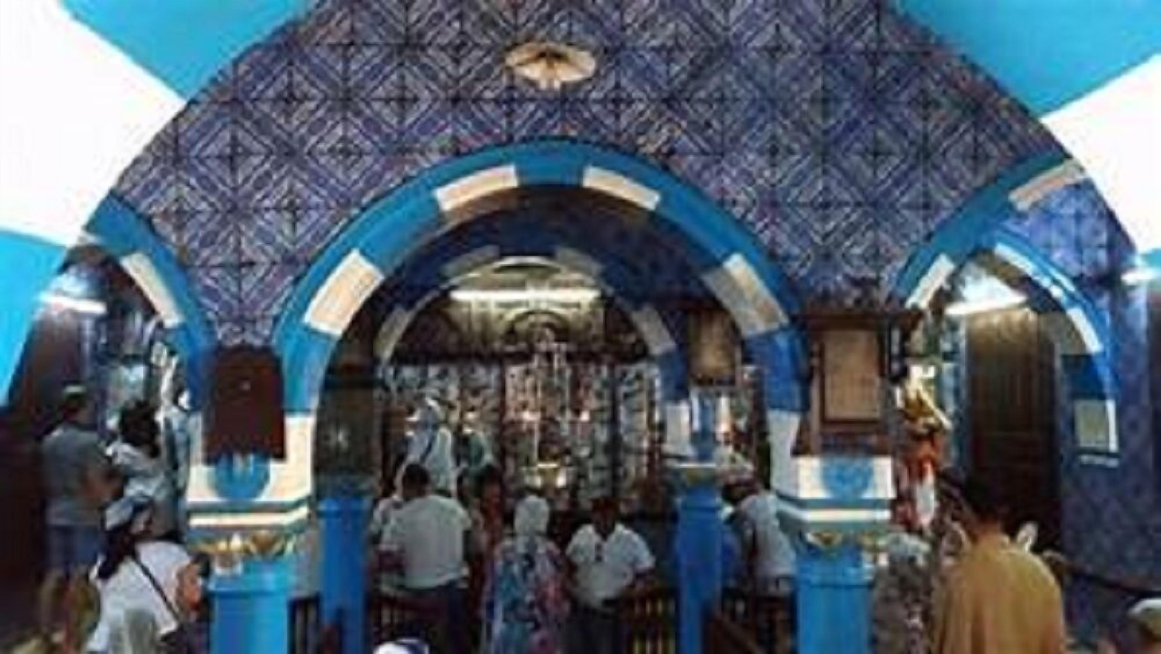 Un interior con techo estampado y arcos azules.