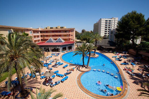 Outdoor pool, pool umbrellas, pool loungers - Aparthotel Aquasol (Calvia)