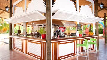 Bar junto a la piscina