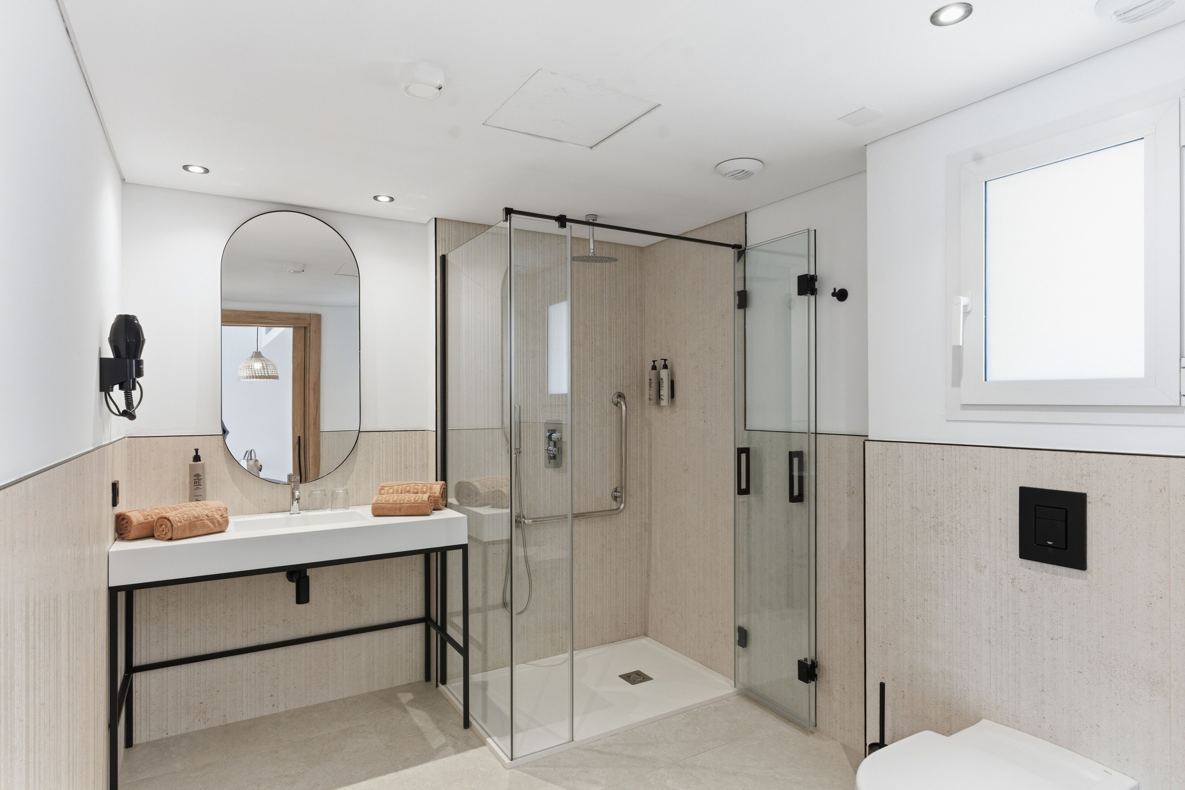 Appartement, 1 slaapkamer, toegankelijk voor rolstoelgebruikers, balkon (new 2026) | Badkamer | Een douche, een regendouche, gratis toiletartikelen, een haardroger