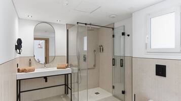 Appartement, 1 slaapkamer, toegankelijk voor rolstoelgebruikers, balkon (new 2026) | Badkamer | Een douche, een regendouche, gratis toiletartikelen, een haardroger