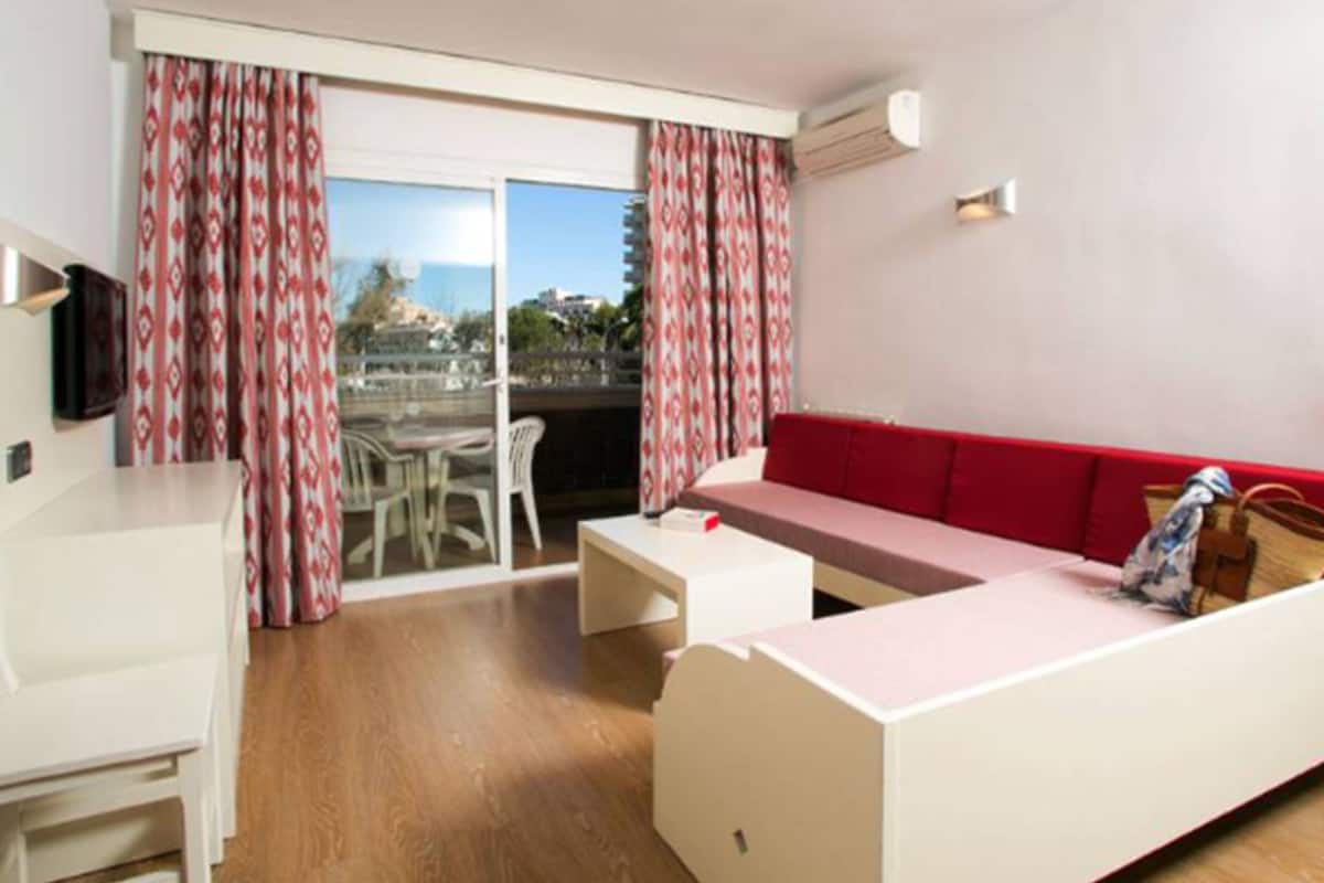 1 slaapkamer, een kluis op de kamer, een laptopwerkplek