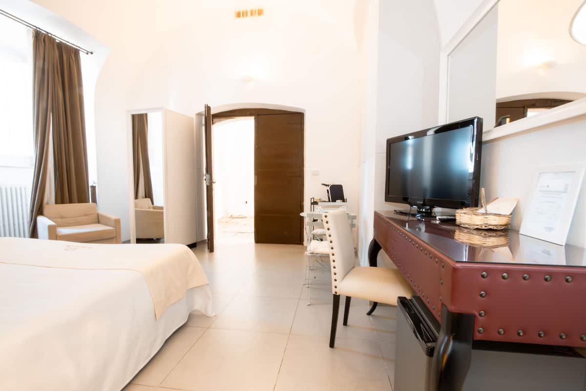 Standard Double Room, 1 King Bed | Premium bedding, down duvets, pillow-top beds, minibar